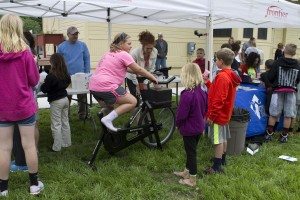 Safe Routes to School Coordinator Kate Hannon helps kids use the bike blender to make healthy fruit smoothies!